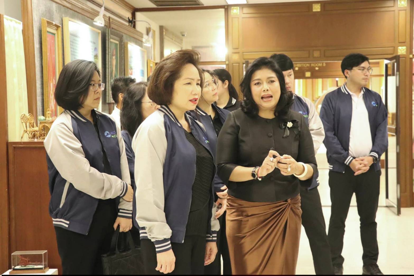 title - ผอ.ศพส. ให้การต้อนรับ ผอก.สกอญ. พร้อมด้วย คณะผู้เข้าร่วมสัมมนาเชิงปฏิบัติการฯ เข้าเยี่ยมชมแผนกฝึกอบรม และพื้นที่ภายในศูนย์ส่งเสริมและพัฒนาอาชีพเสริมนอกภาคการเกษตร